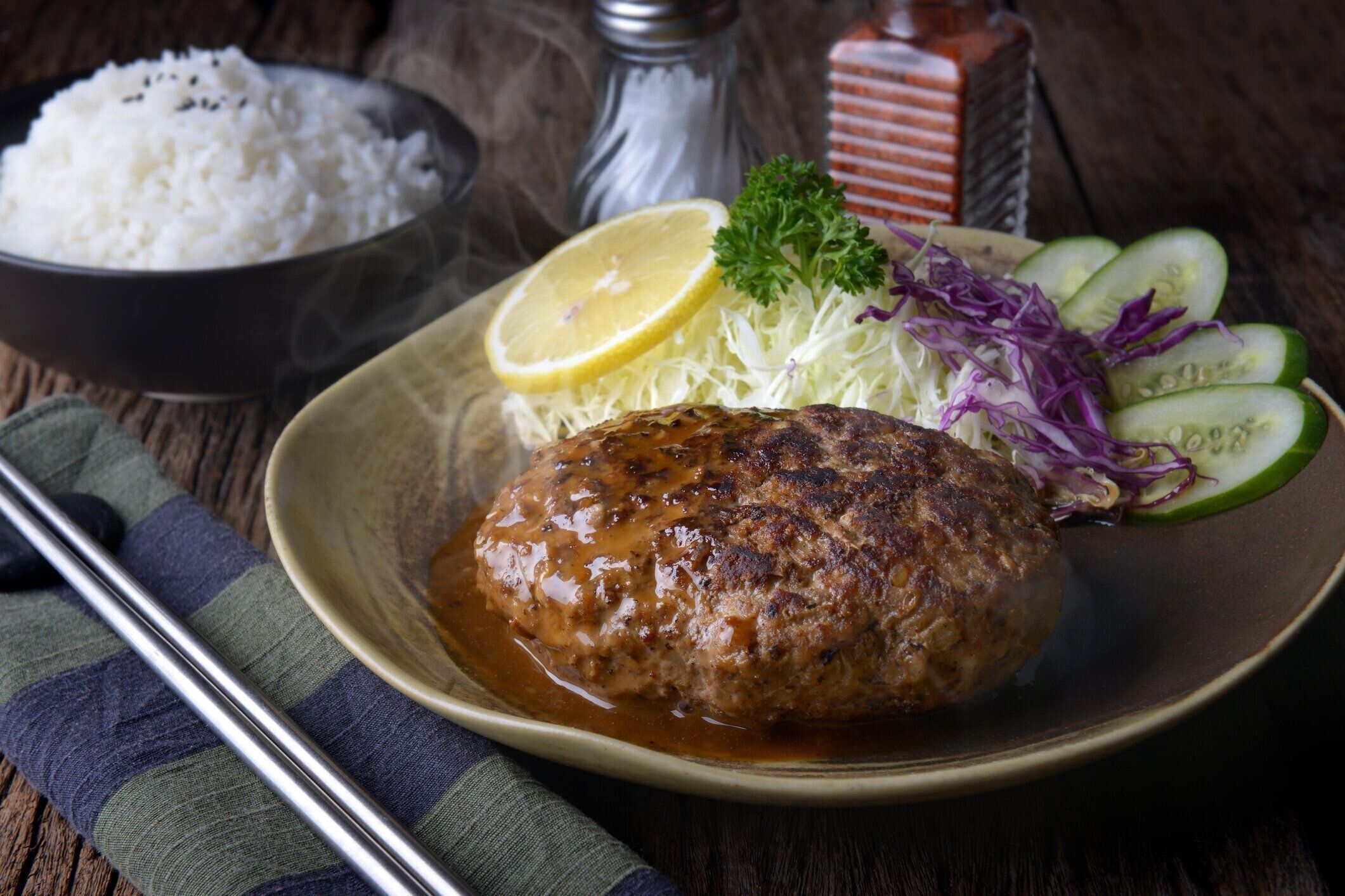 和風ハンバーグまたはハンバーグ、グレービー ソースを添えます。