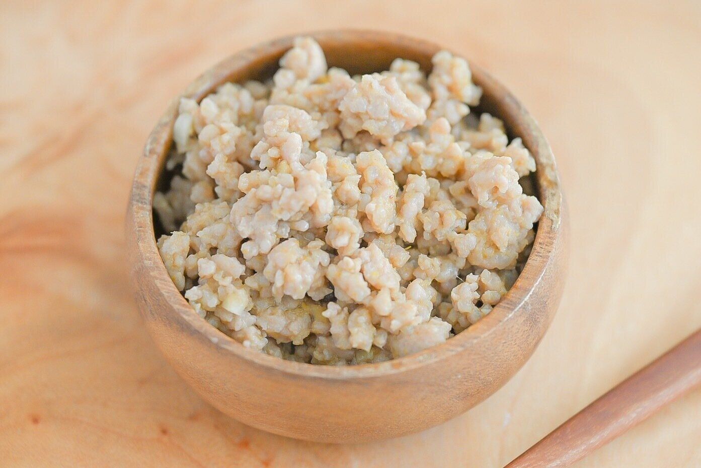 木の皿に入ったグリーンカレーそぼろ