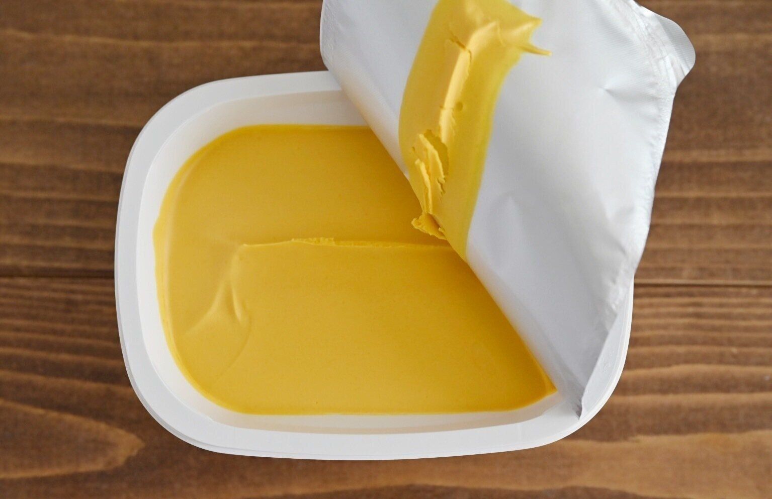 容器に入ったうにバター