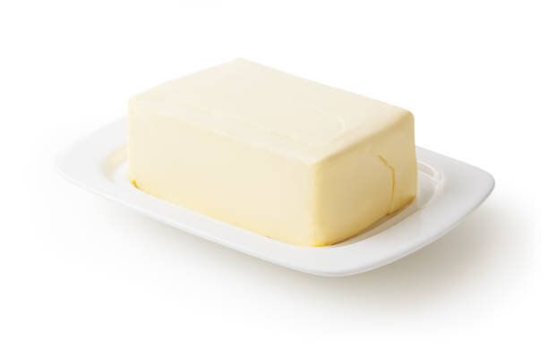 クリッピングパスで白い背景に分離された白バター皿の新鮮なバター