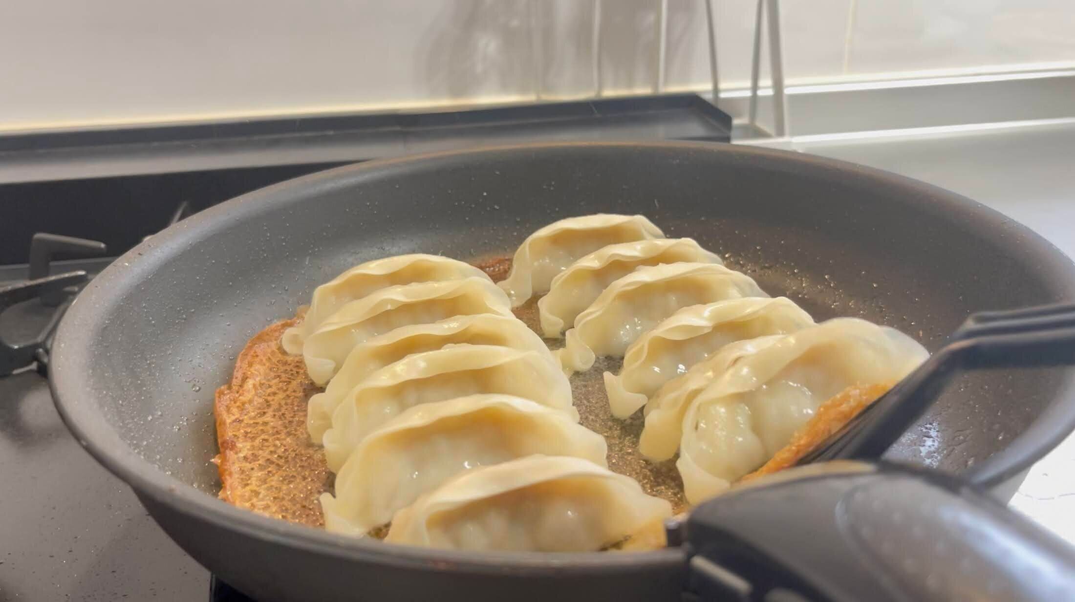フライパンで簡単に上手に餃子が焼ける