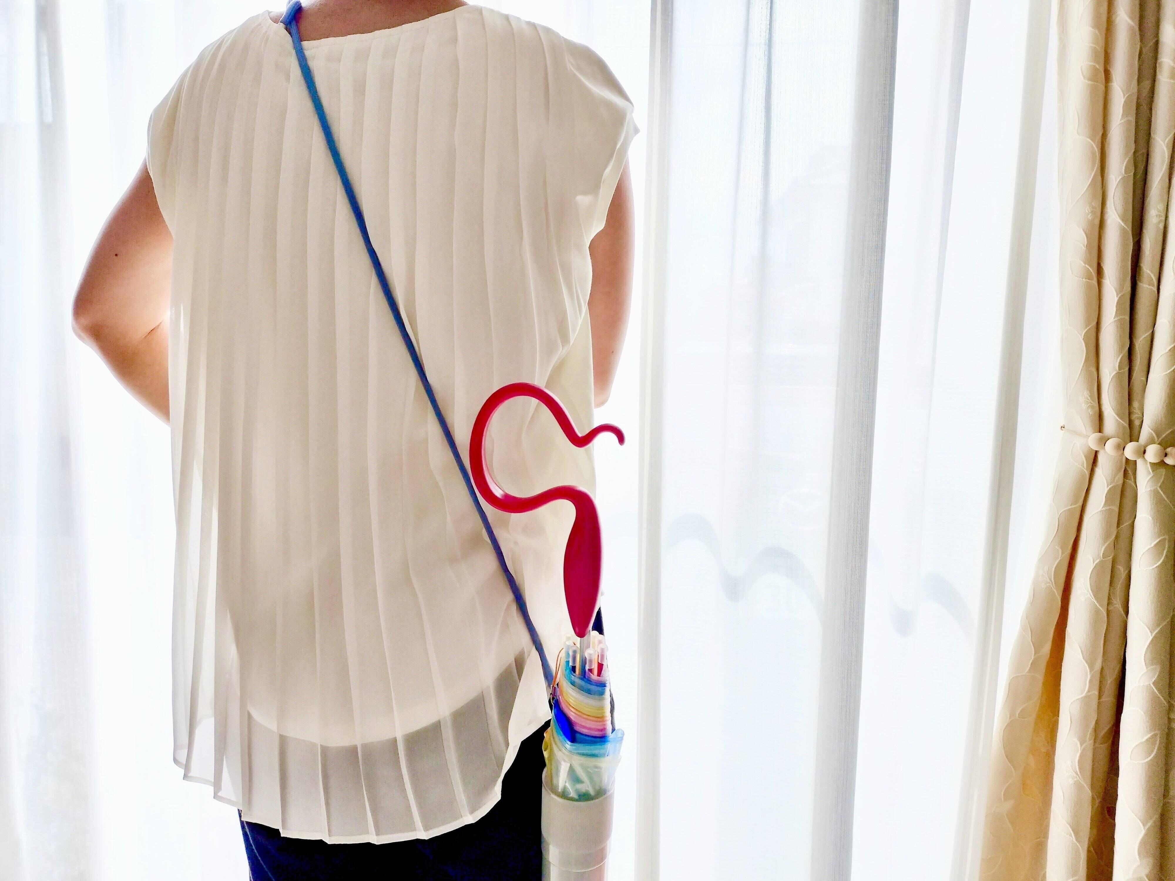 傘を斜めがけしている画像