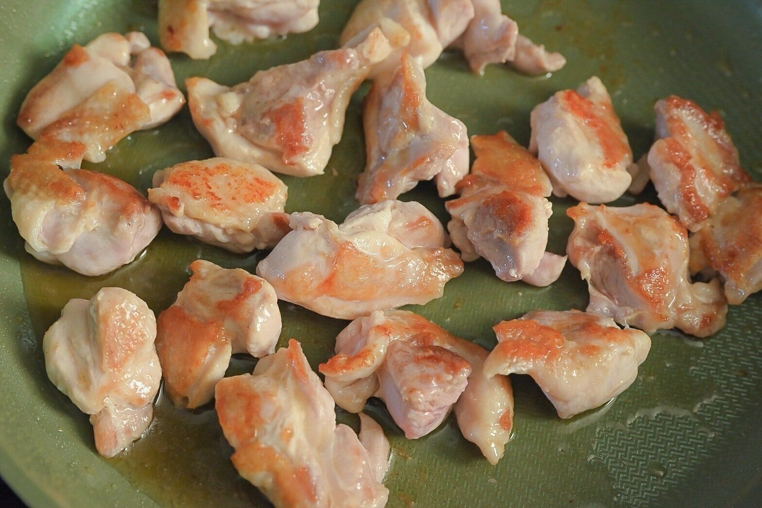 フライパンに入った加熱した鶏もも肉