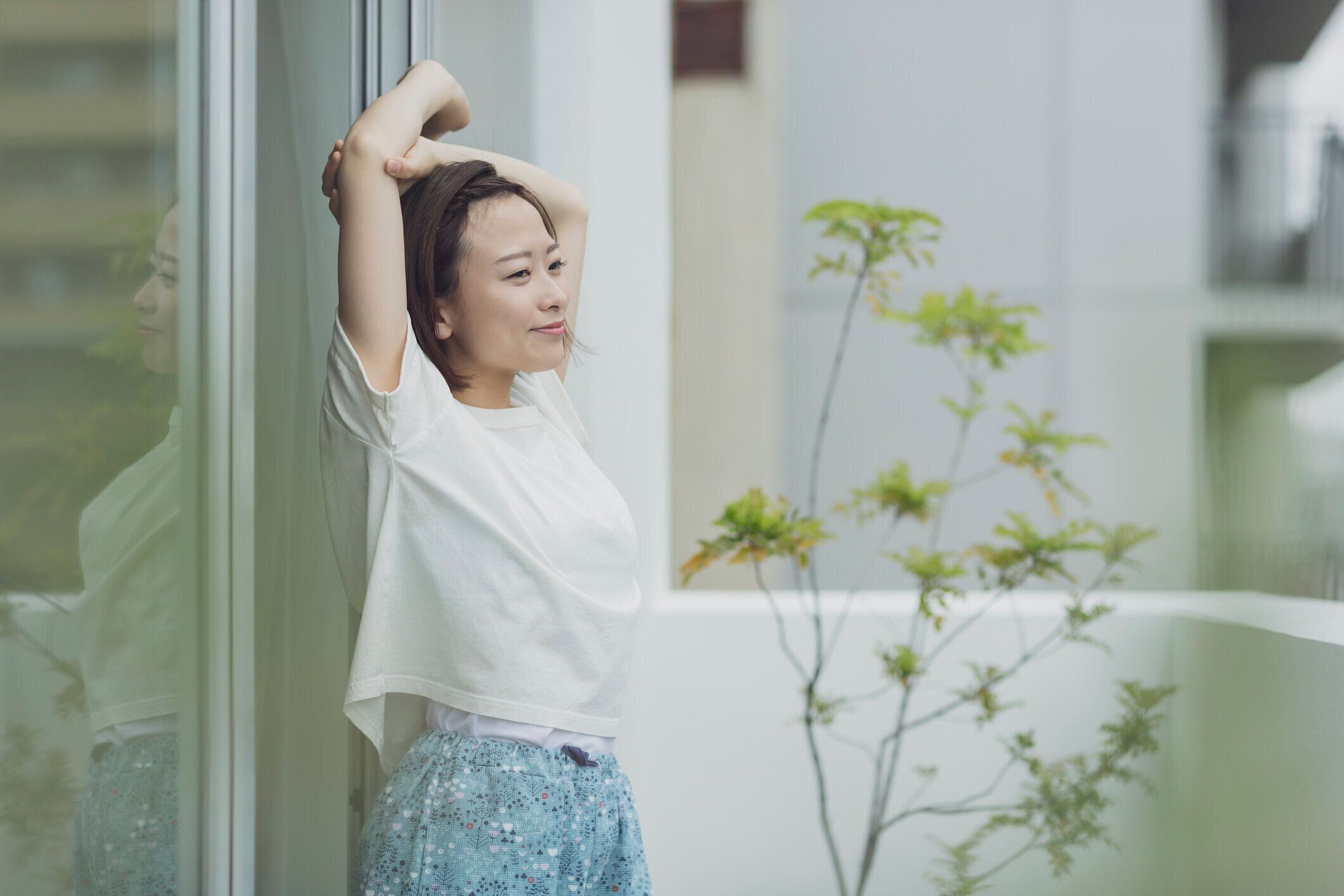 自宅で過ごす若い女性