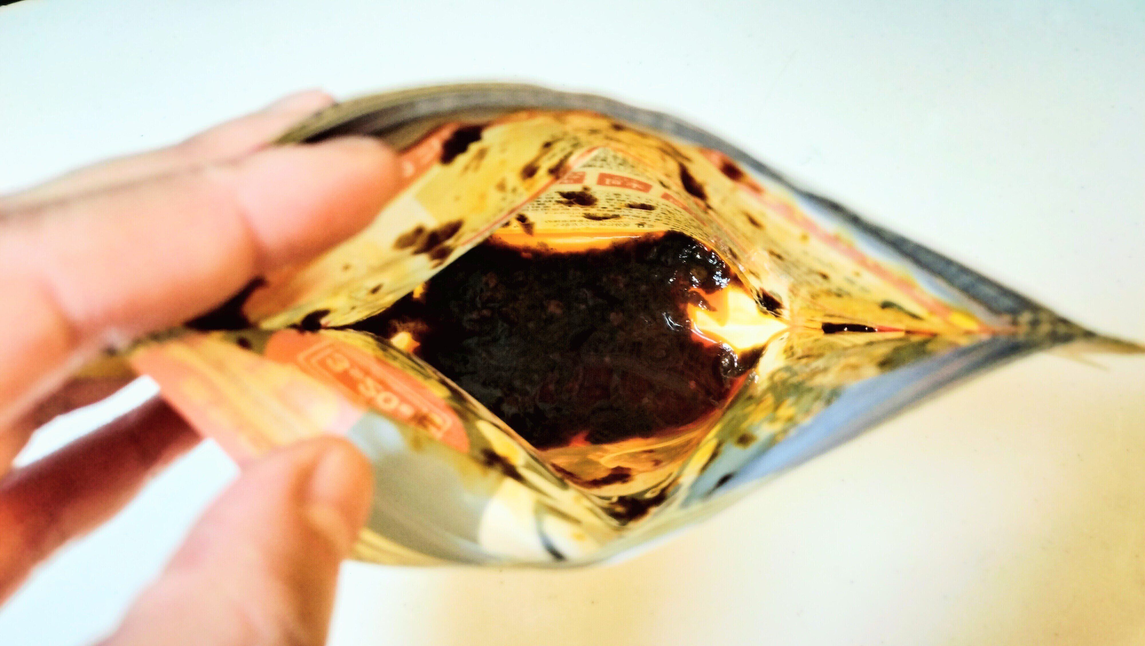 黒い調味料とひき肉がみえる