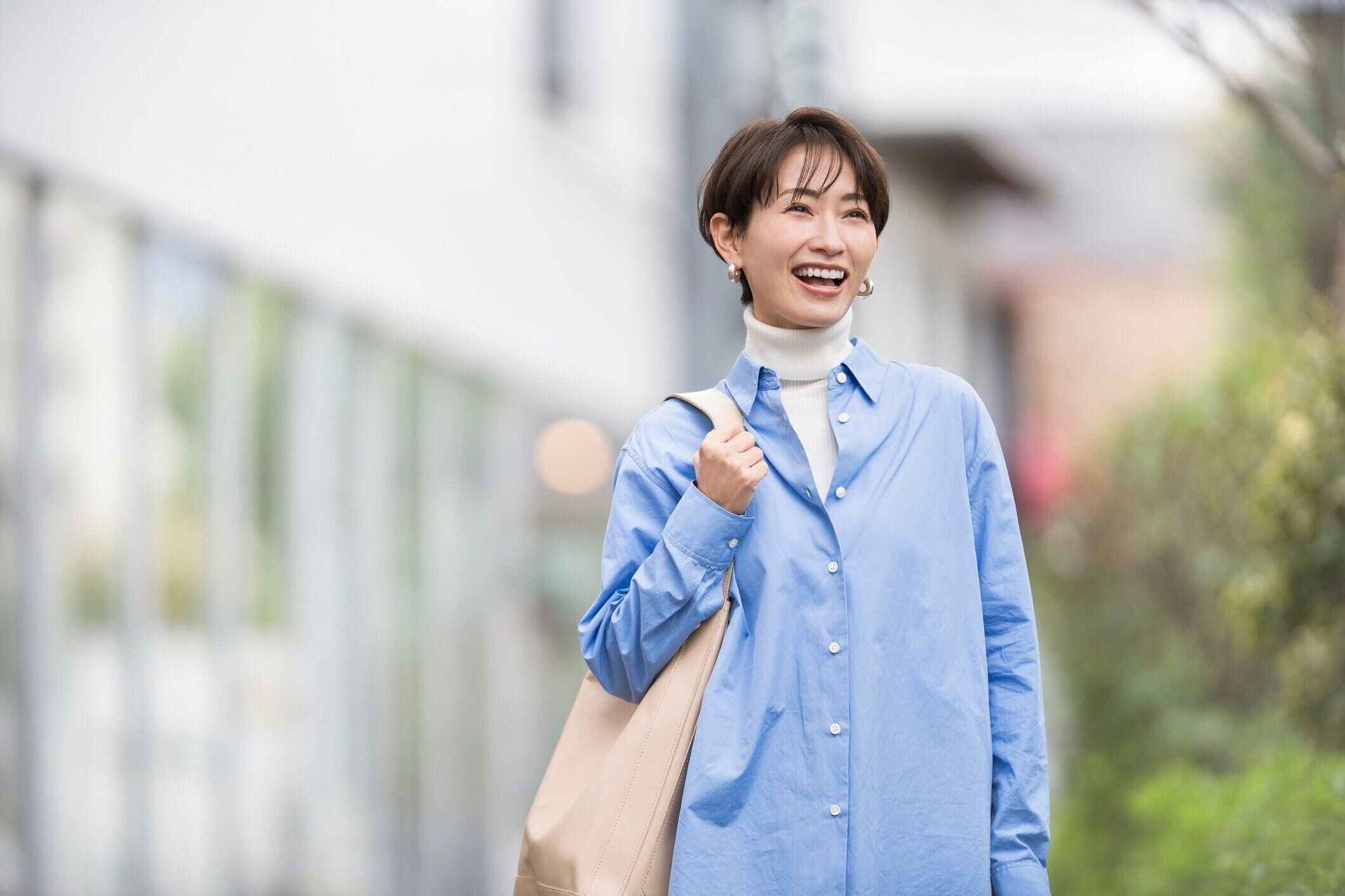 仕事に行く日本人女性の生活シーン。