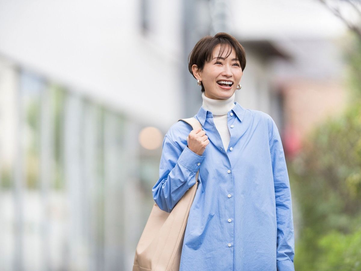 仕事に行く日本人女性の生活シーン。