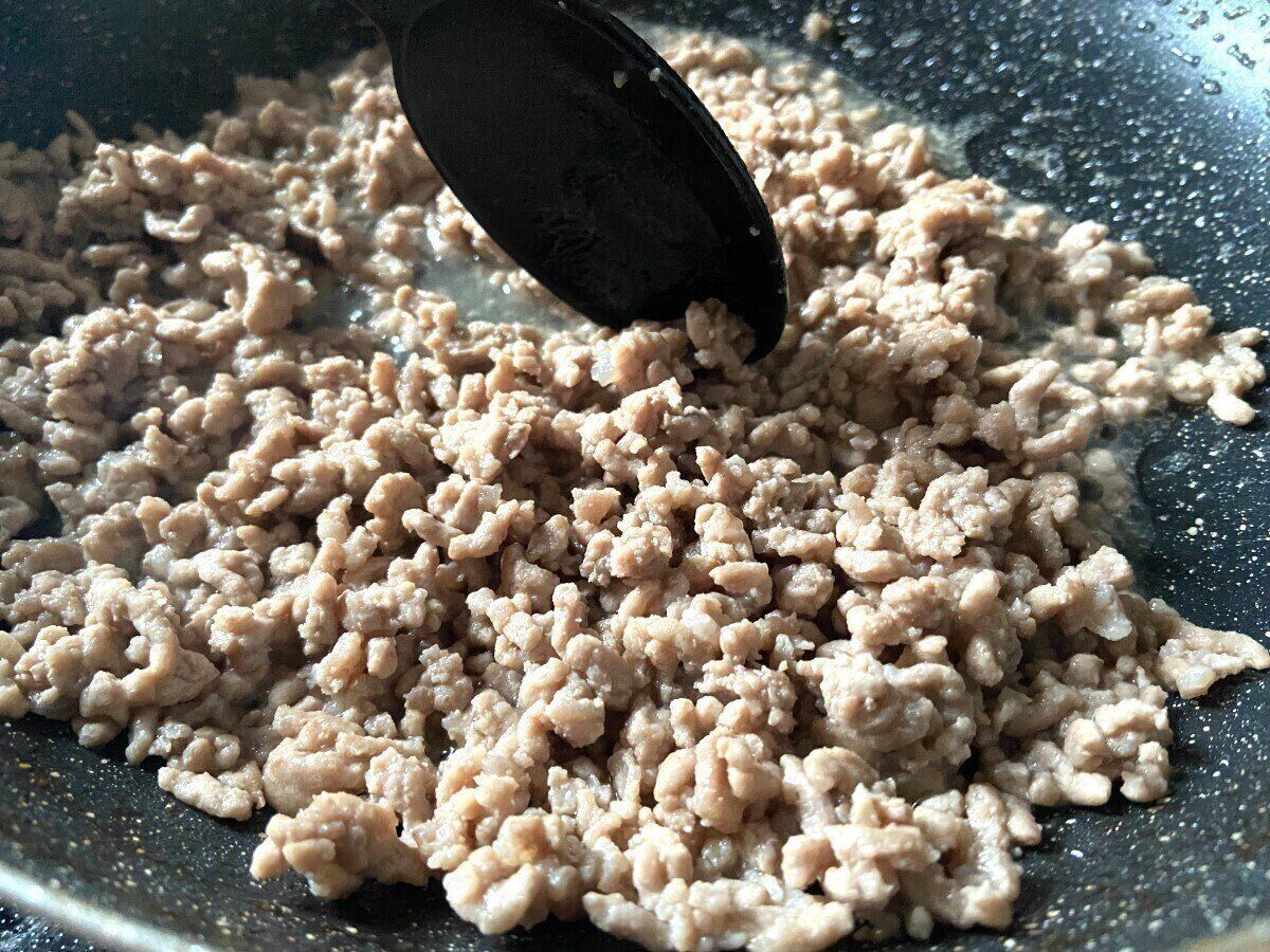 ひき肉を炒めて