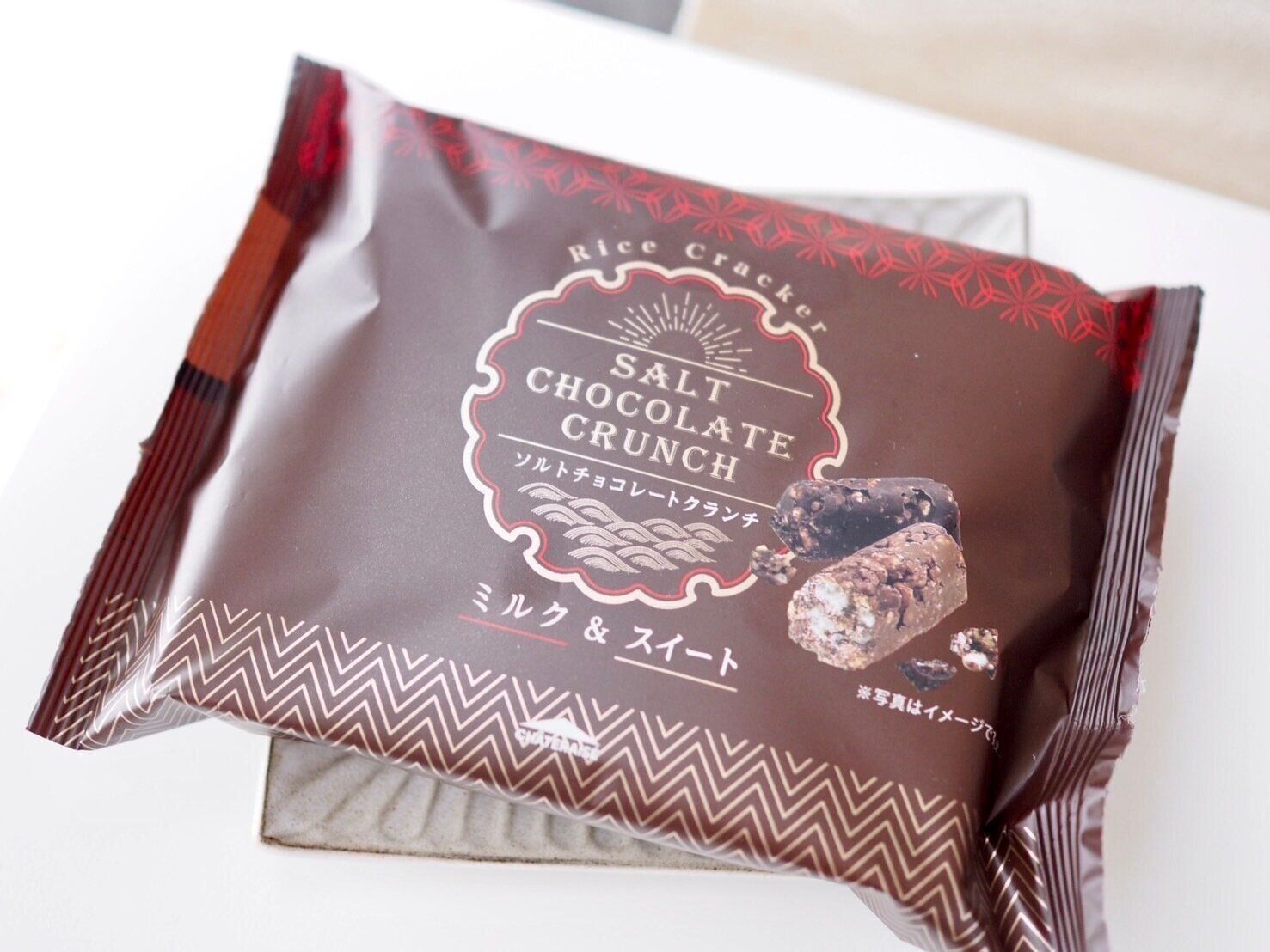 シャトレーゼ「ソルトチョコレートクランチ ライスクラッカー」商品写真