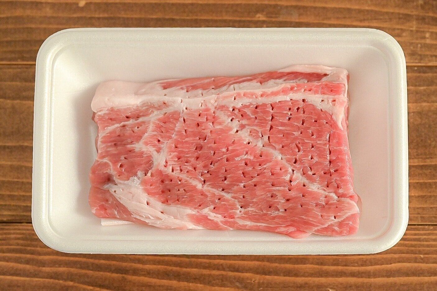 穴を空けた豚肉
