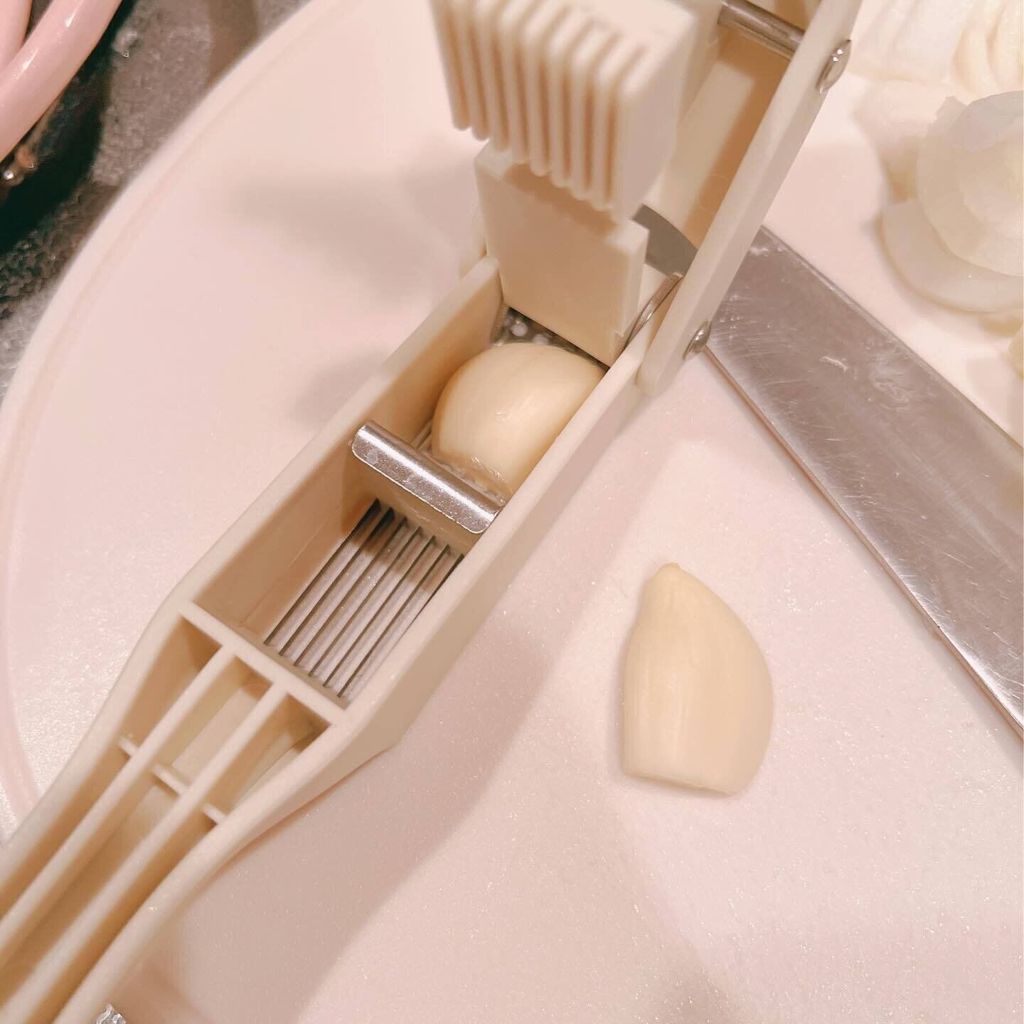 手を汚さずに調理ができる「ガーリックプレス＆スライサー」