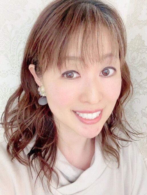 大人の可愛さが発揮される！ウェーブミディアム