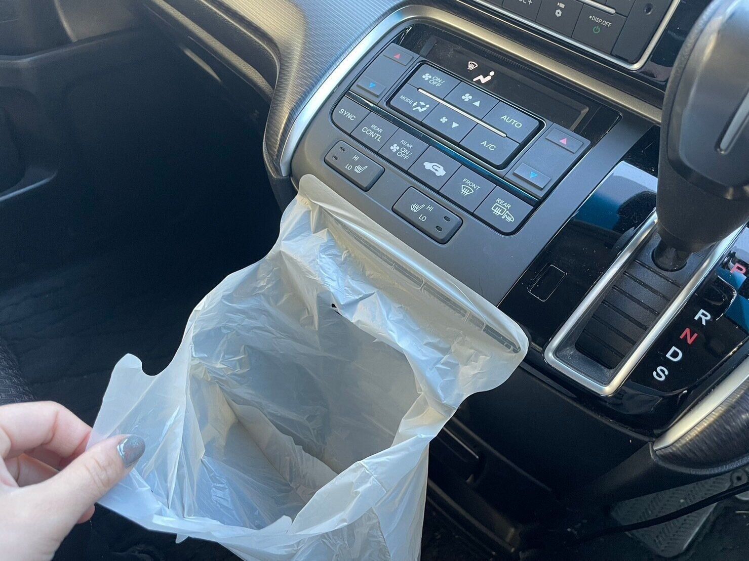 【3COINS】家はもちろんクルマでも使える！どこでも「ペタッと」貼れるのが便利すぎる330円アイテム