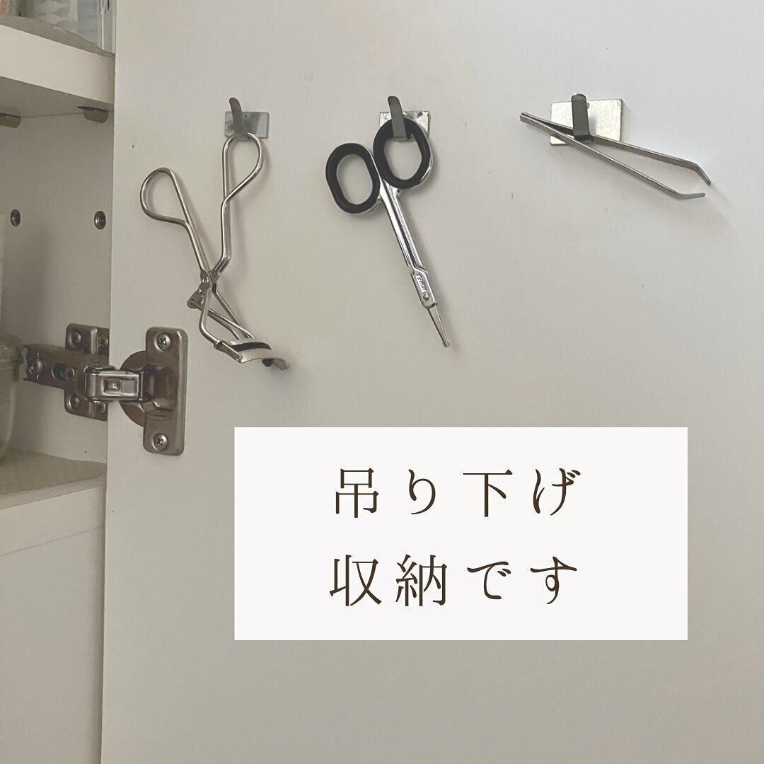 小物収納は洗面台扉の裏を利用！