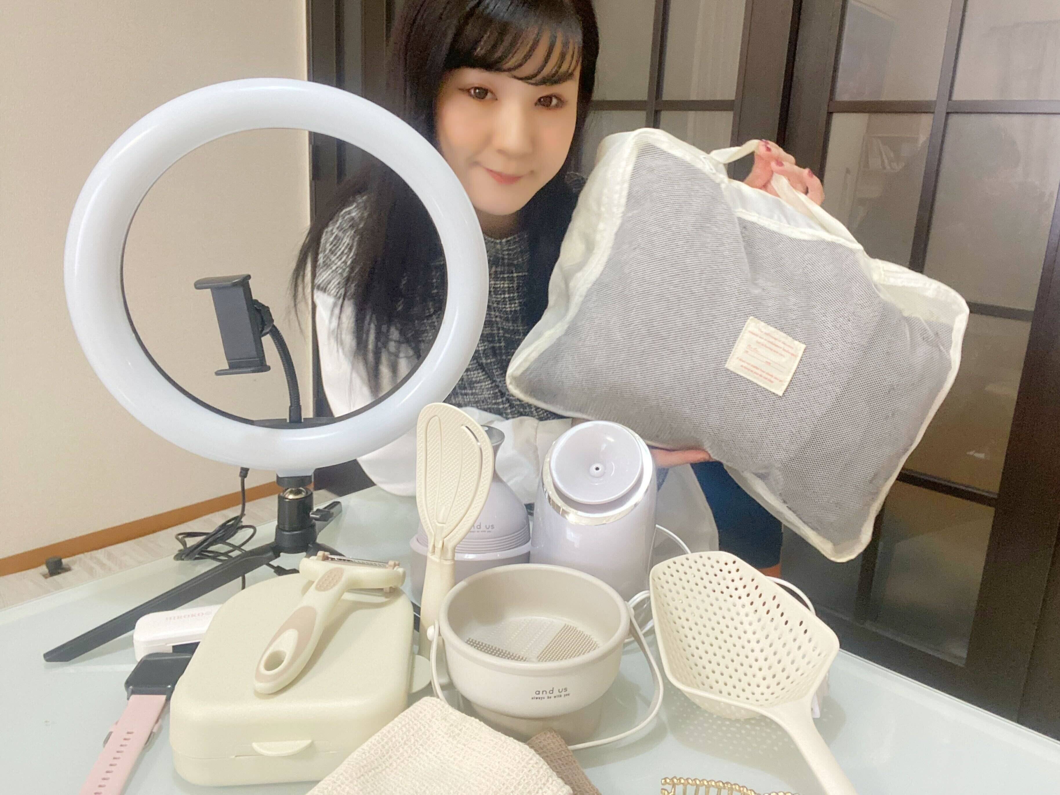 スリコグッズに囲まれるまるやまさん