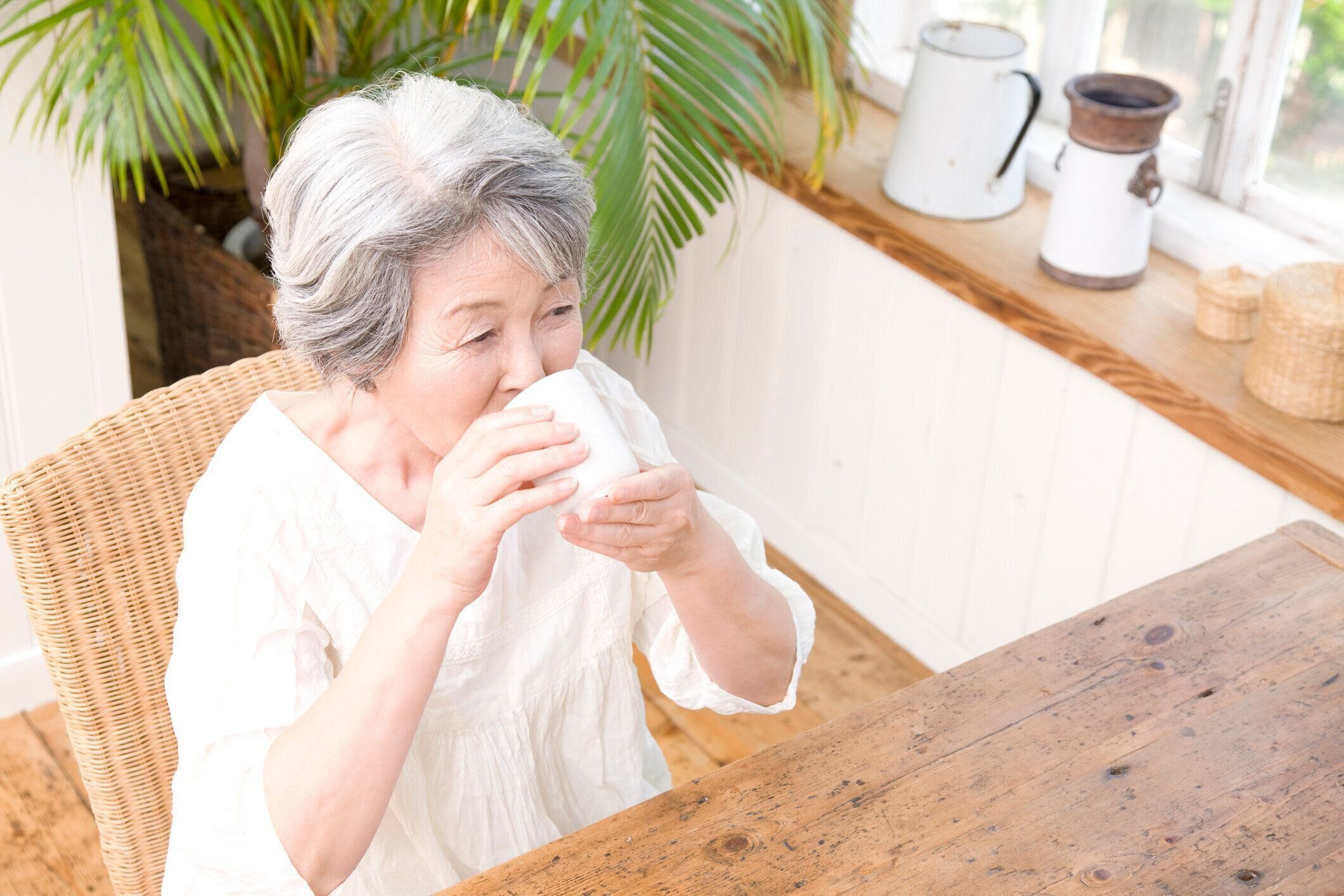 年配の女性日本茶