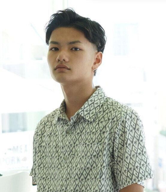 高校生の男の子に似合うヘアスタイル。サイドパートが男前！クールなツーブロック