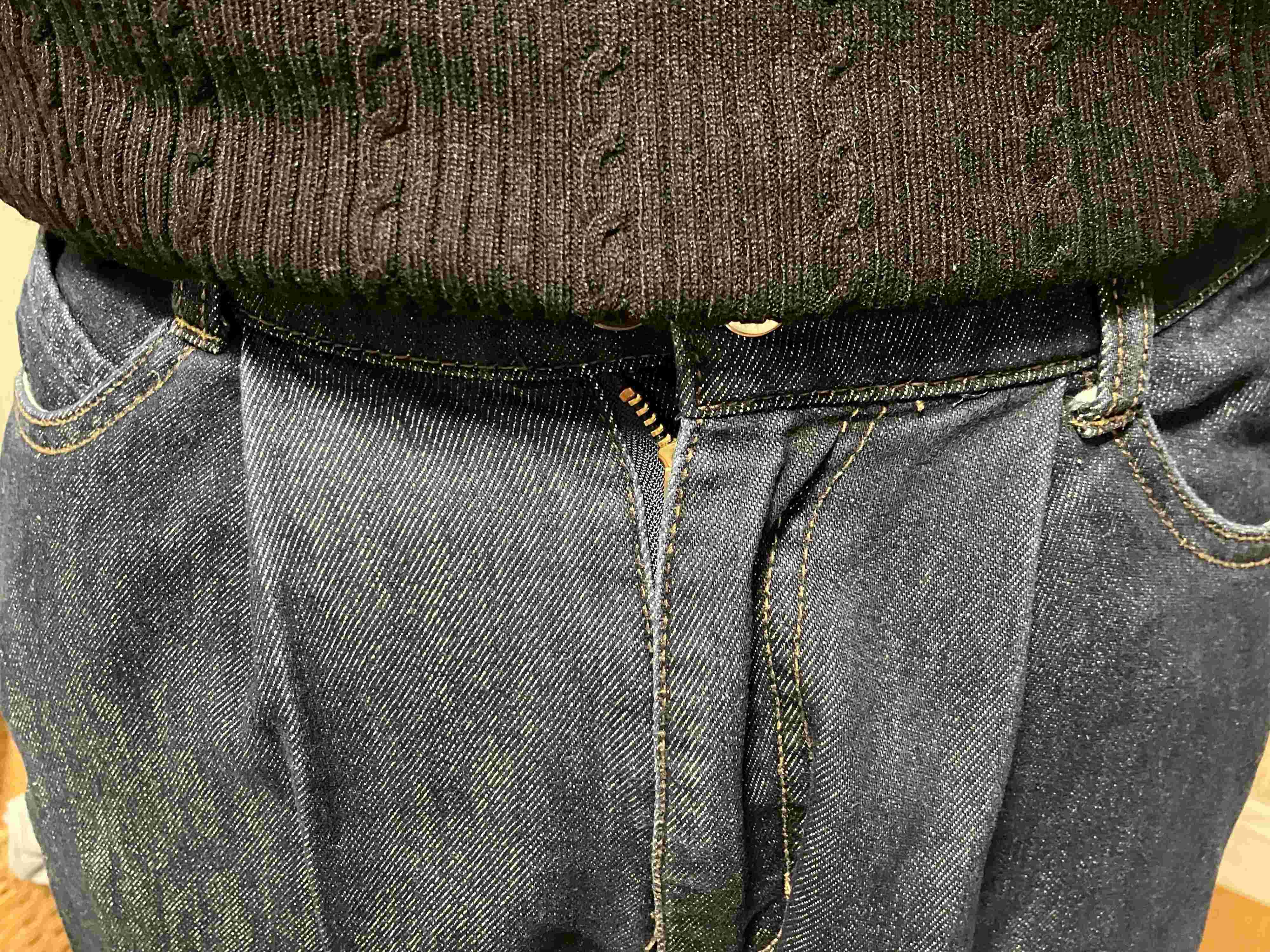 トップスでボタン部分を隠します