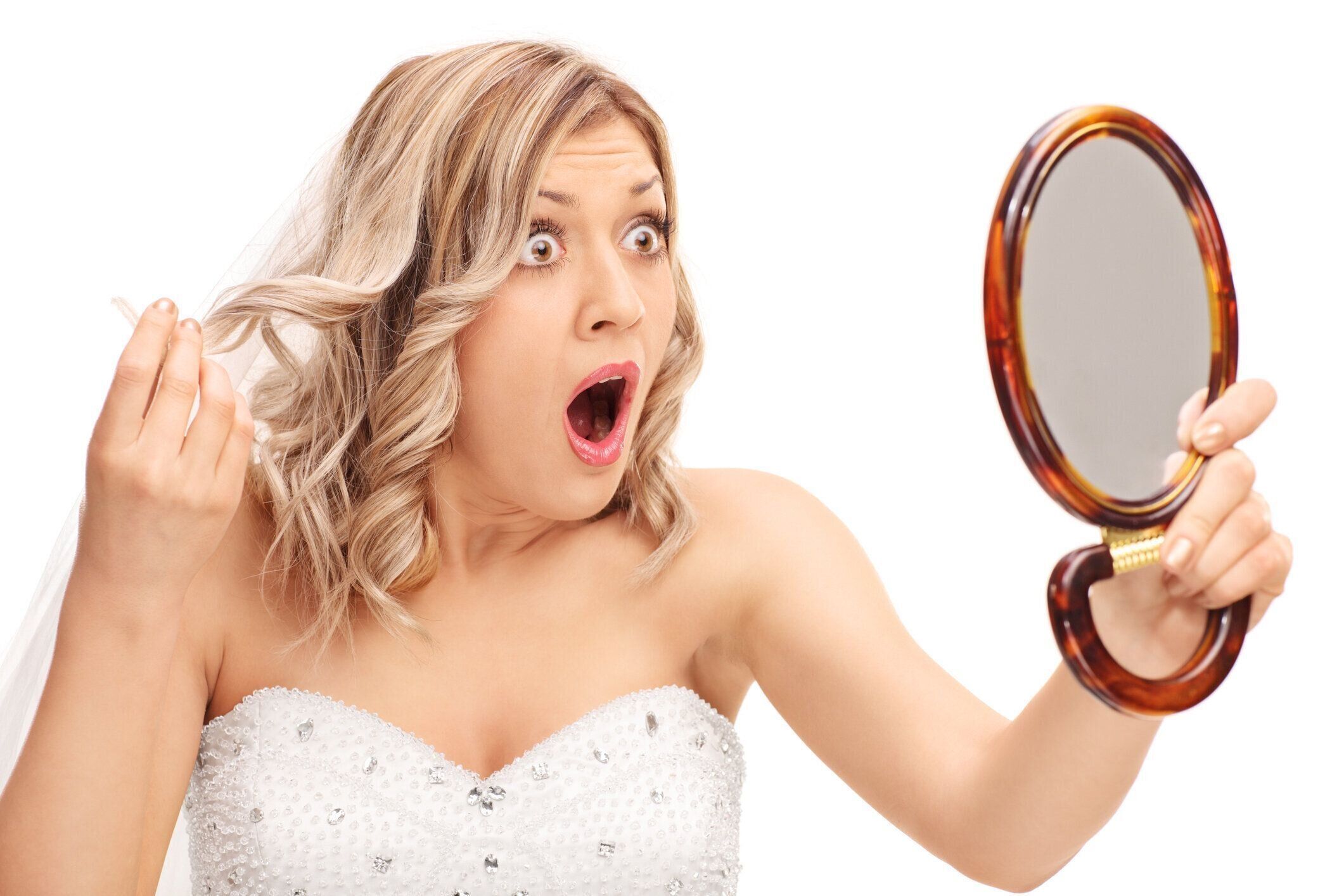 若い凶暴新婦ので、彼女の髪型