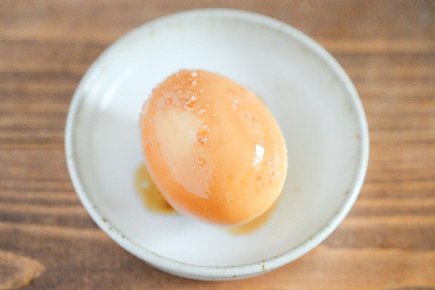白い皿にのった味玉