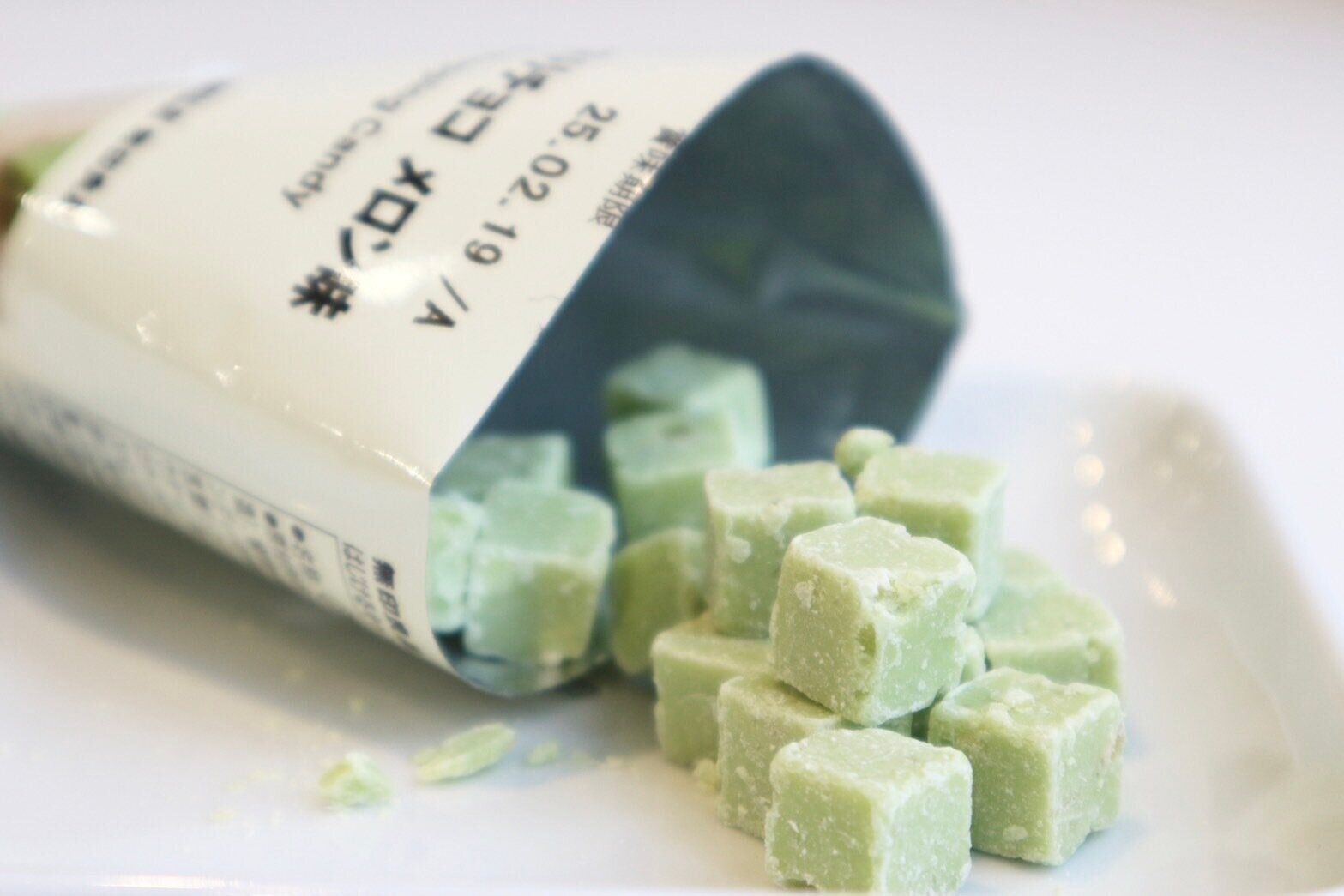 はじけるキャンディ入りチョコメロン味の中身