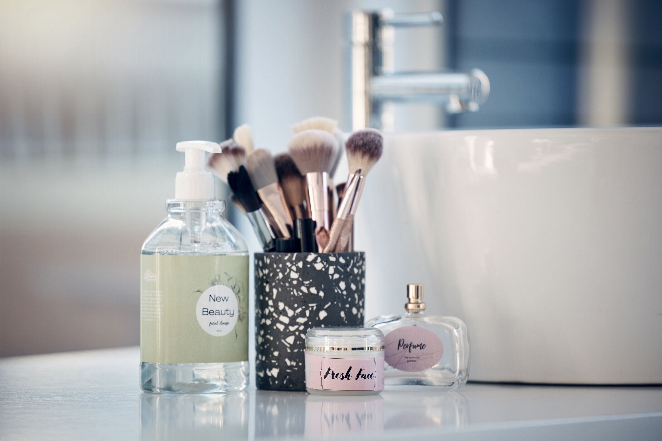 バスルーム製品、美容ブラシ、メイクアップ機器の朝のルーチン、セルフケアトリートメントまたはフェイシャルクリーニング。スパサロン、皮膚科、ヘルスケアウェルネスのための高級ス�