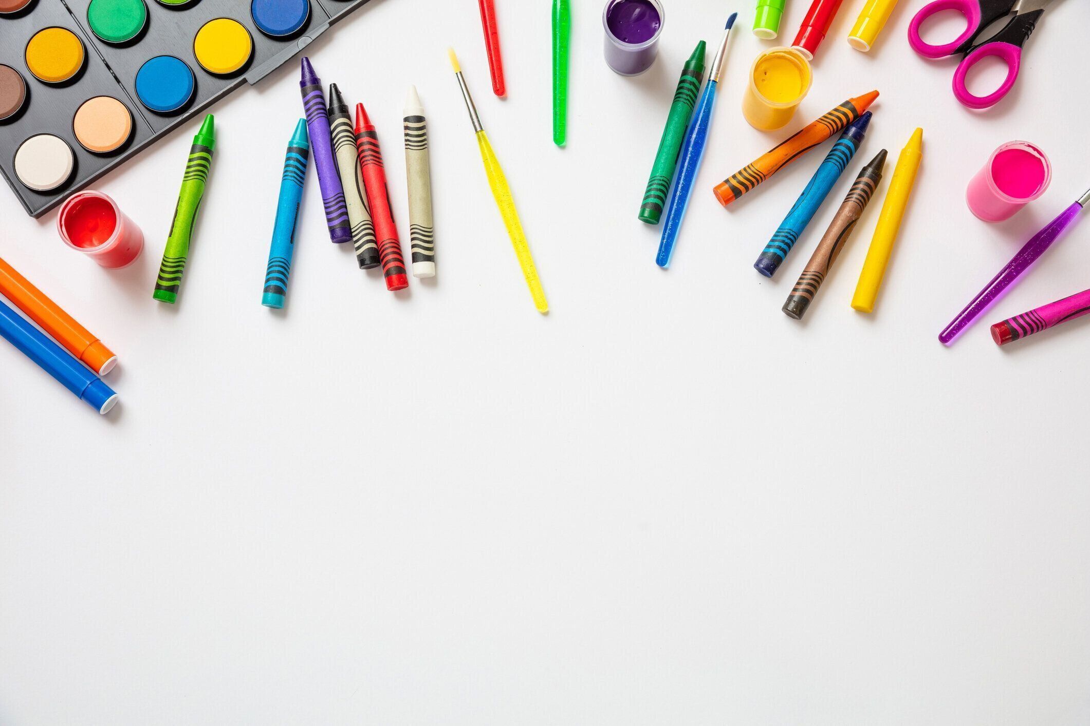 白い色の背景、トップビューにカラフルな塗料