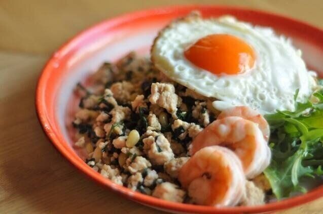 ニラを使った鶏ひき肉とニラのタイ風ライス