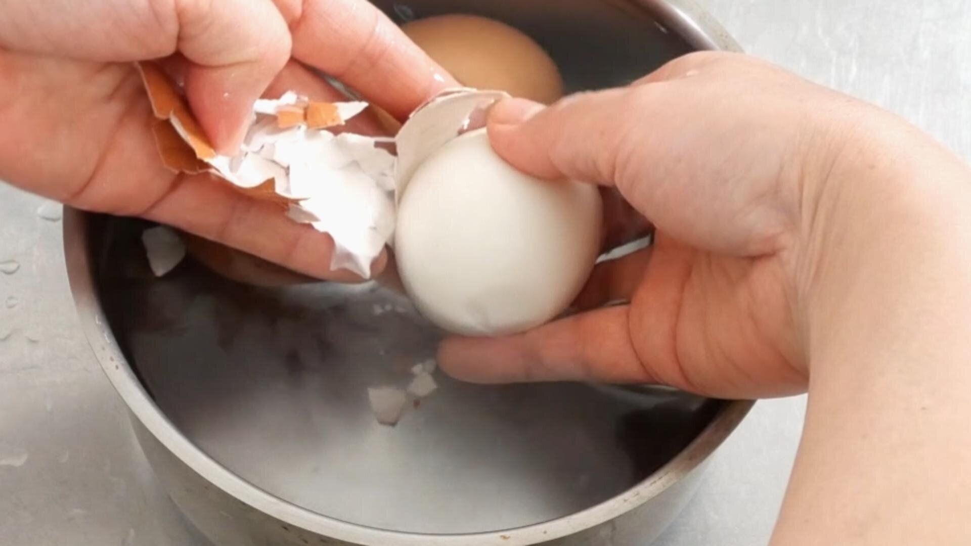 茹で卵の殻剝き