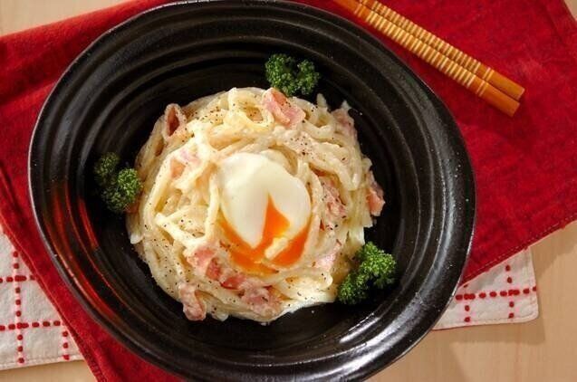 うどん入り酒粕のカルボナーラ風