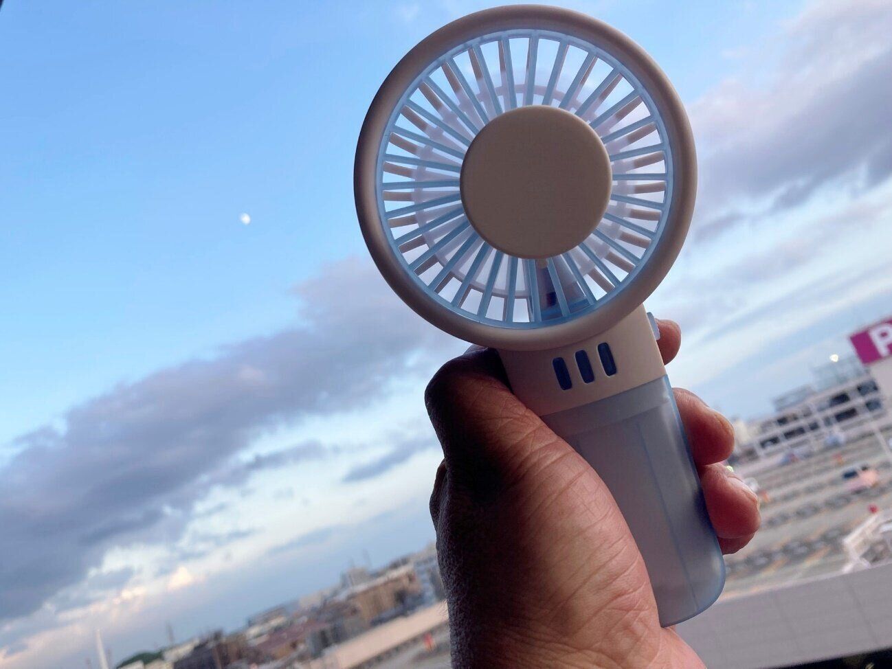 飛ぶように売れてる【ダイソー】「暑さもリフレッシュ」ハンディファンとセットで使いたいおすすめグッズ