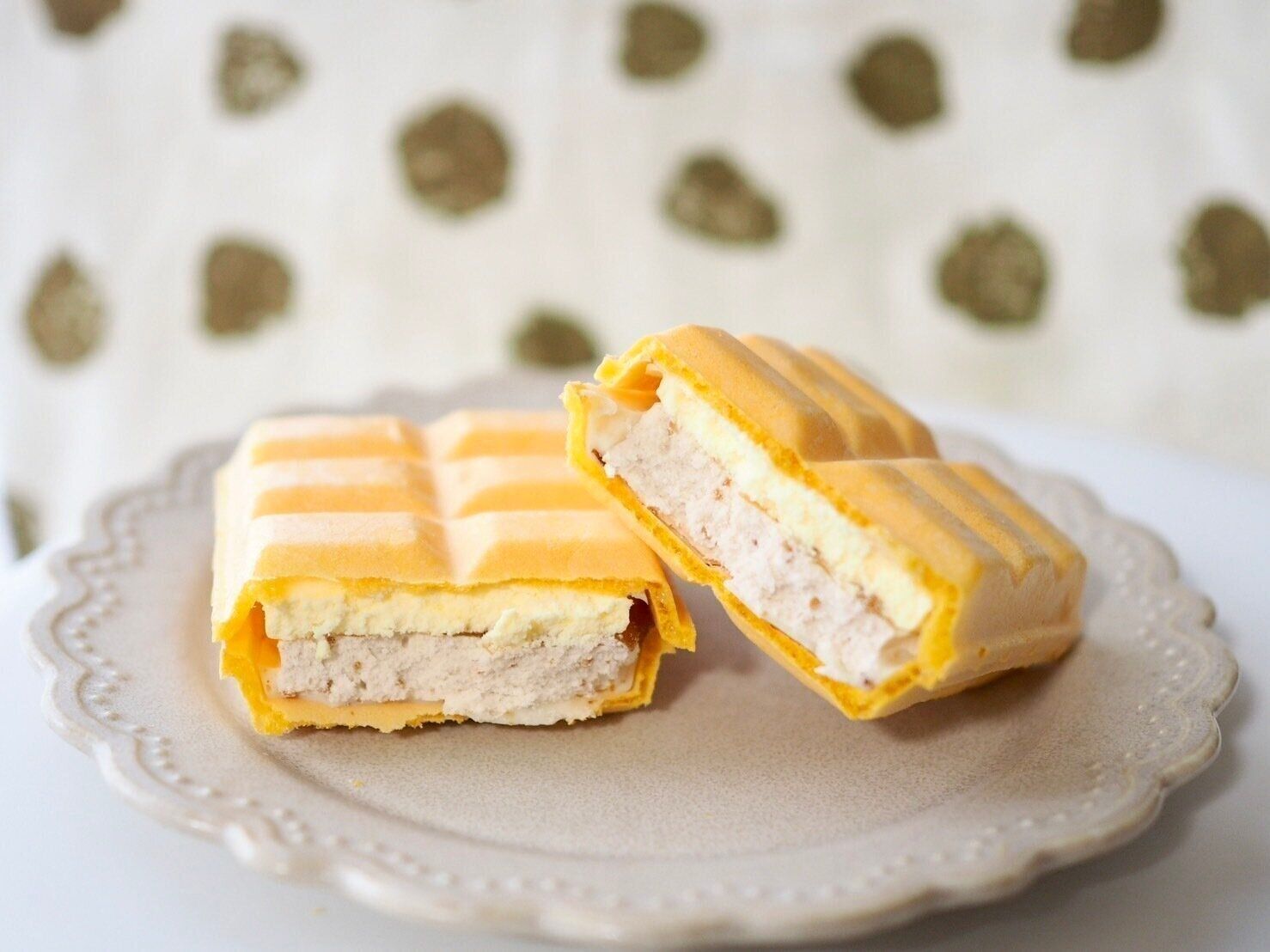 シャトレーゼ「DESSERTモナカ　シナモン香るふじりんごのタルト」断面写真