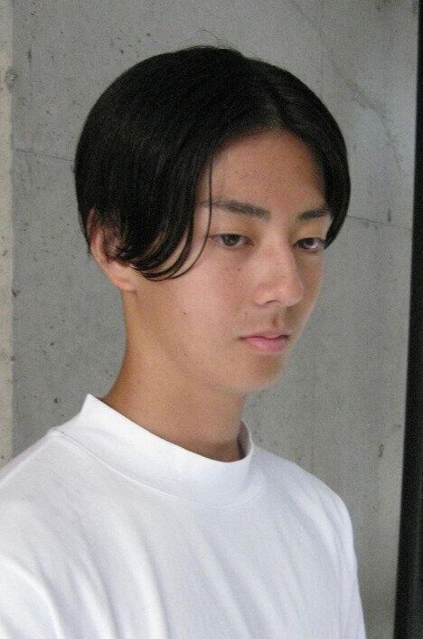 おでこを出してスッキリと！タイトな韓流マッシュ