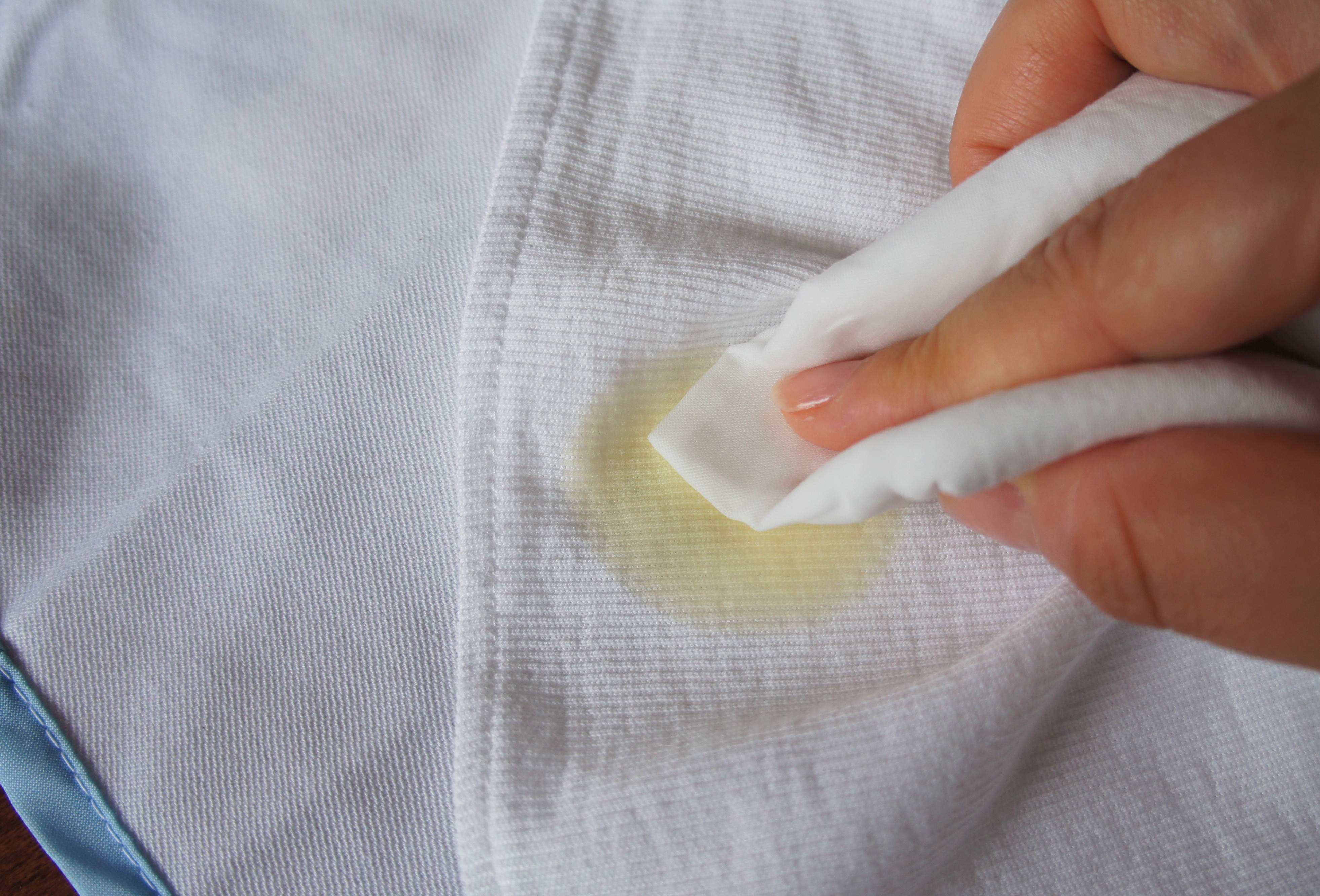 服についた油汚れの染み抜き スッキリきれいにする方法 サンキュ