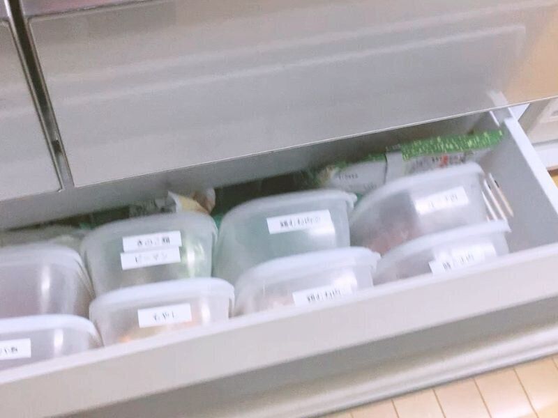 冷凍庫手前は「タッパー」を並べる
