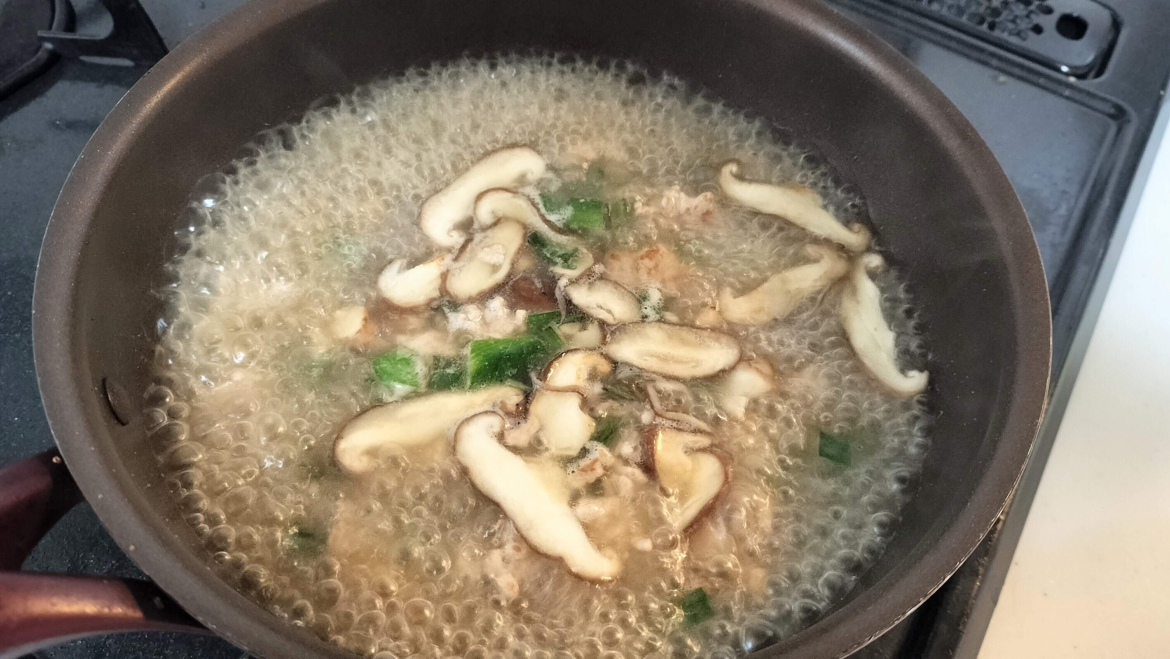 水と素を入れ煮込む