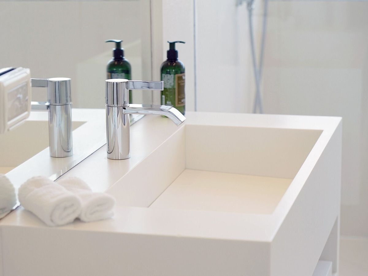 モダンな白いバスルーム シンク蛇口付け