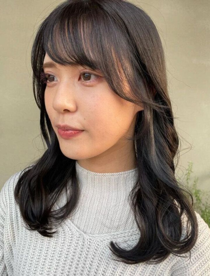40代の丸顔女性に似合う髪型。目を大きく見せる!おしゃれなセミロング