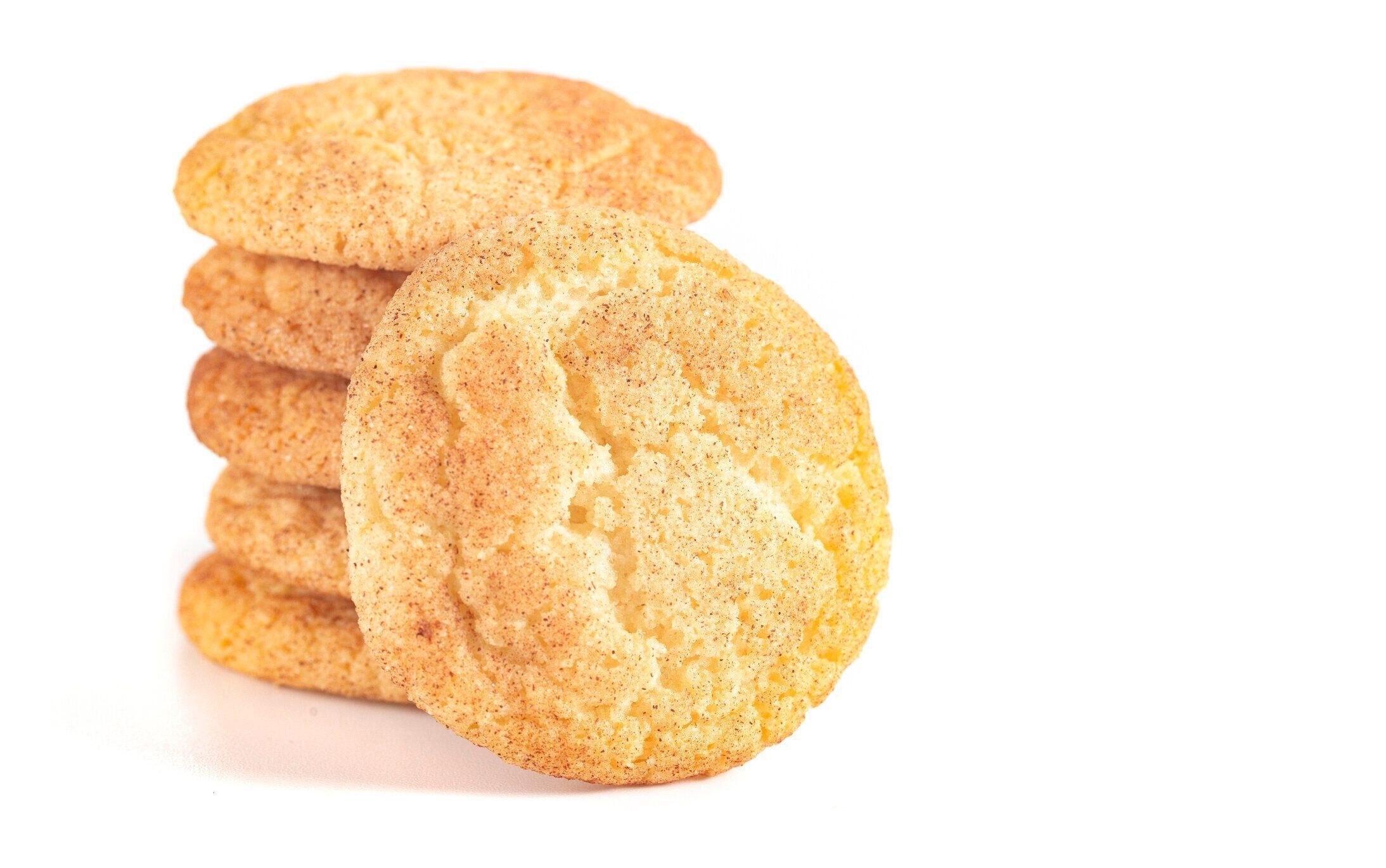 白い背景に隔離された古典的なスニッカードゥードルクッキー
