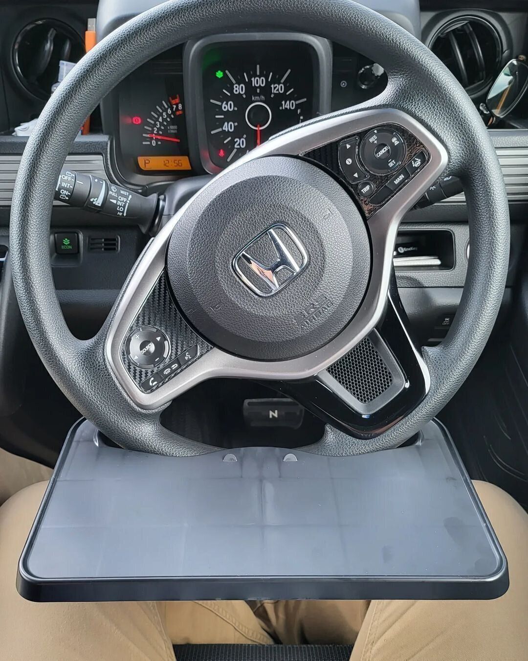 ダイソーの「車用ハンドルテーブル」