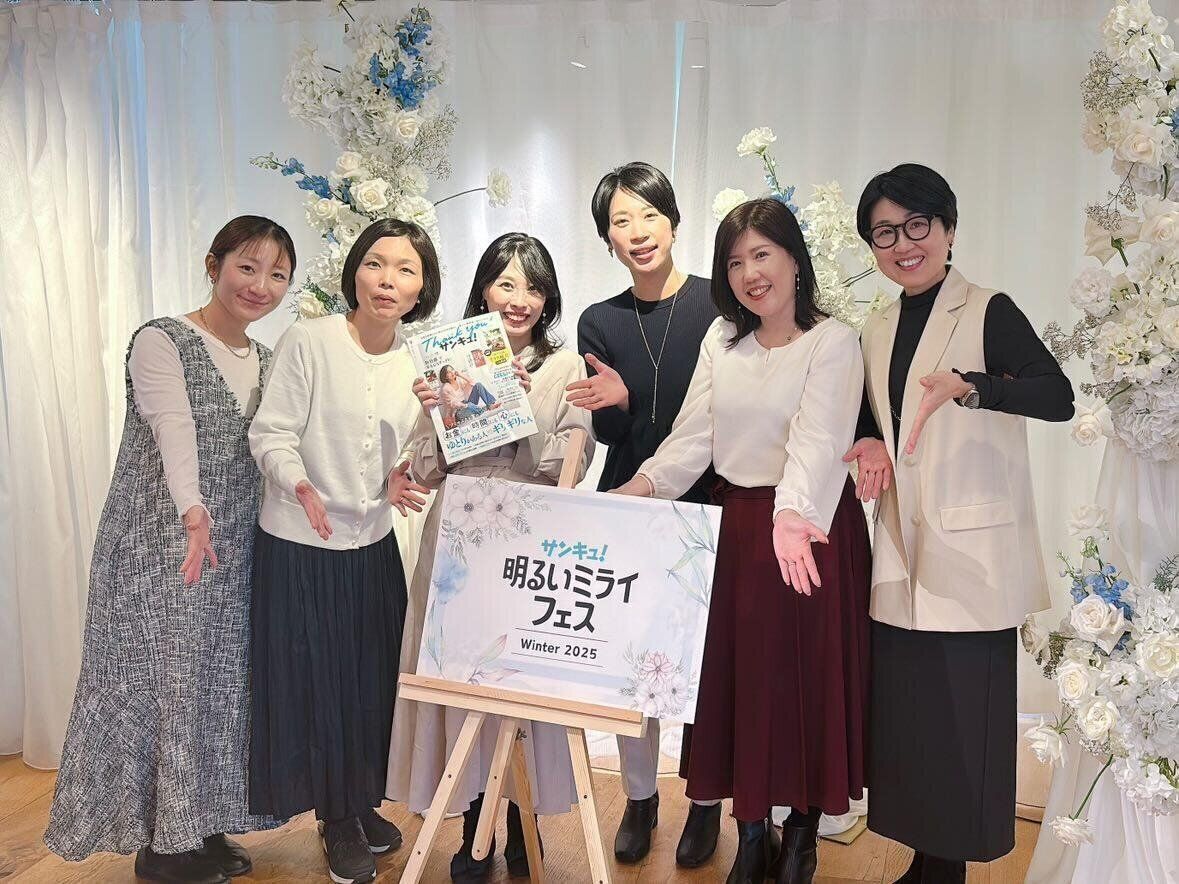 インフルエンサーのメンバーと記念撮影している様子