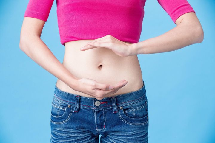 女性が彼女の体を気遣う