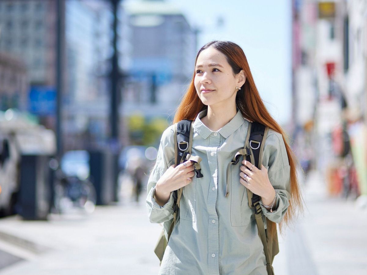 リュックを背負う女性