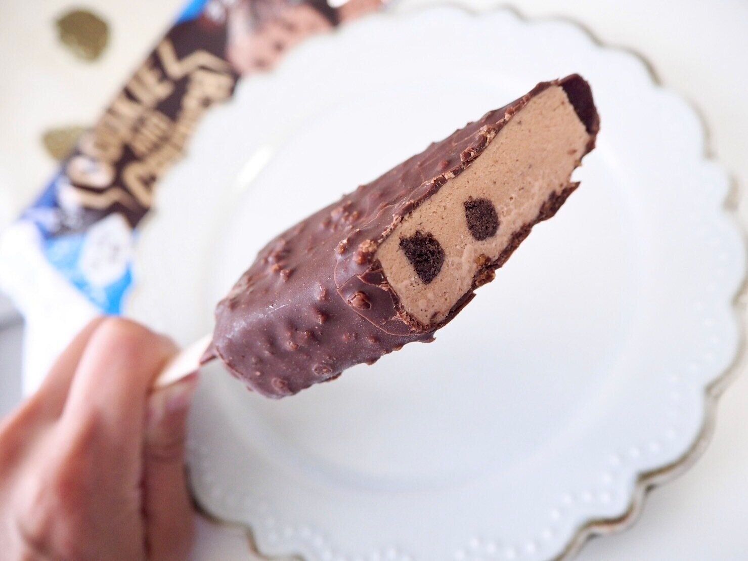 シャトレーゼ「クッキー&クランチバー チョコ」断面写真