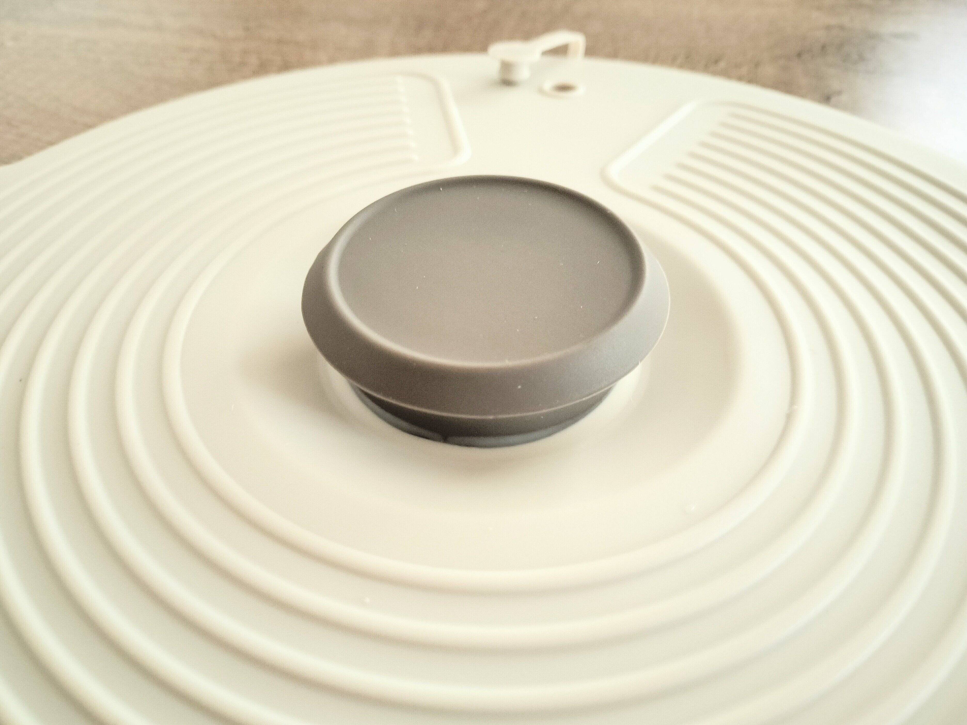 蓋が手に取りやすい大きさのシリコーン蓋