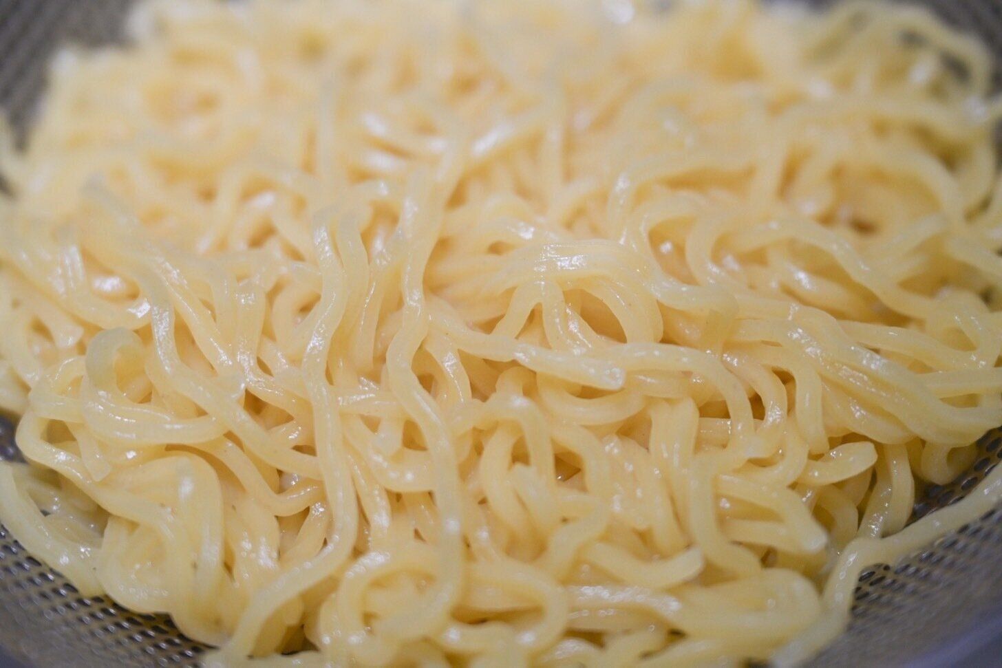 ザルに入った中華麺