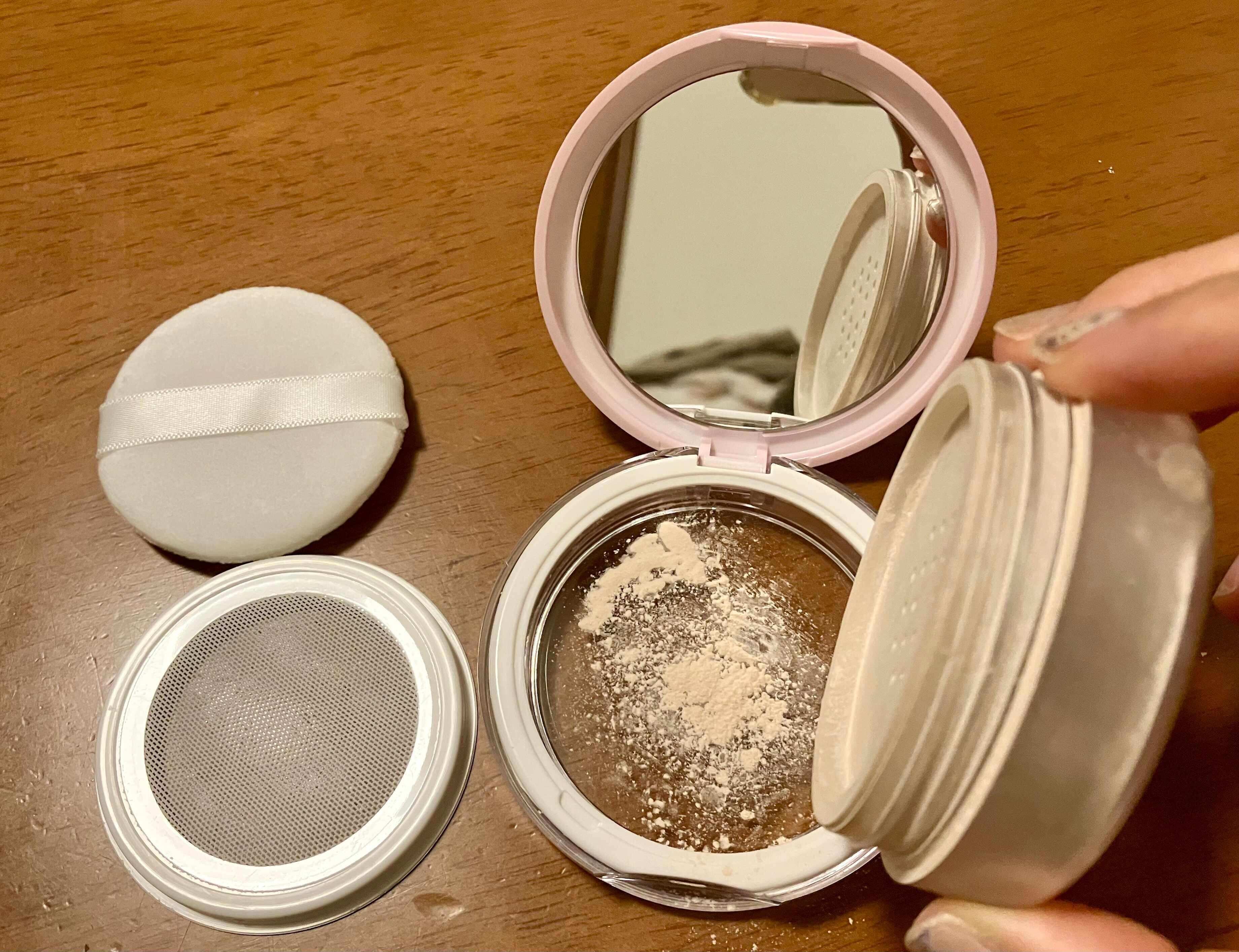 フェイスパウダーを詰め替えます