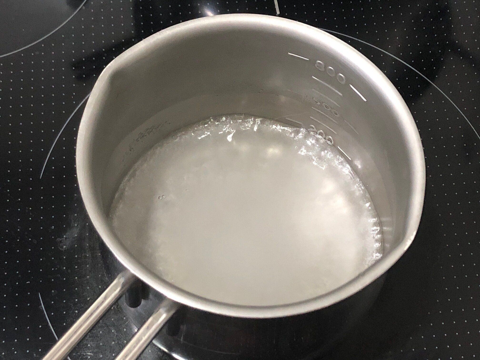 砂糖と水を火にかける