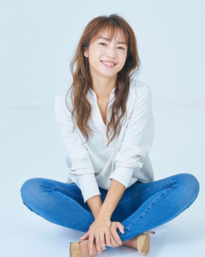 40代丸顔に似合うヘアスタイル ロングなウルフレイヤーで縦長効果アップ!