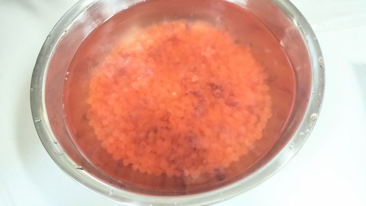 筋子をお湯の中でほぐす作業